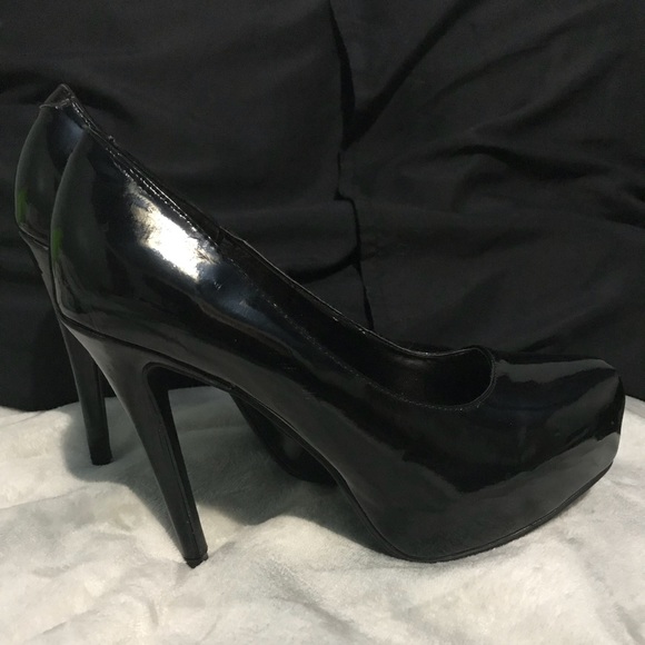 Black pumps - Picture 1 of 3